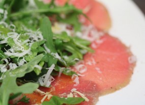 Carpaccio de ternera, virutas de foie y rúcula con parmesano