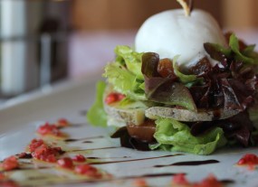 Ensalada de queso La Peral con vinagreta de fresas, menta y carne de membrillo